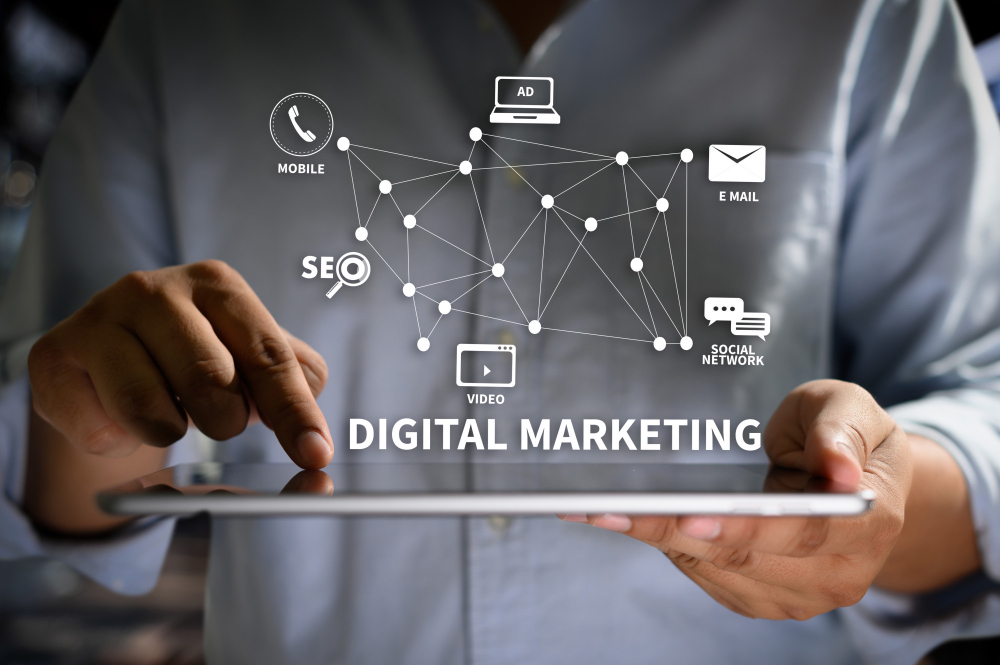 analista de marketing unificando em um tablet todas as tendências do marketing digital para 2024